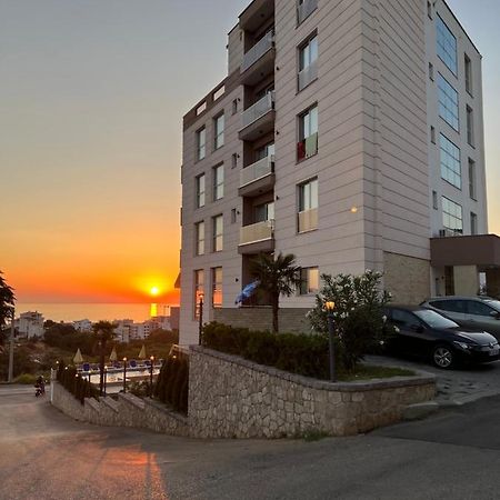 Lux Hotel M Dobra Voda Luaran gambar