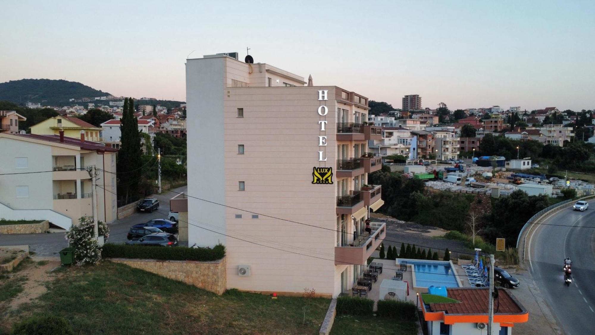 Lux Hotel M Dobra Voda Luaran gambar
