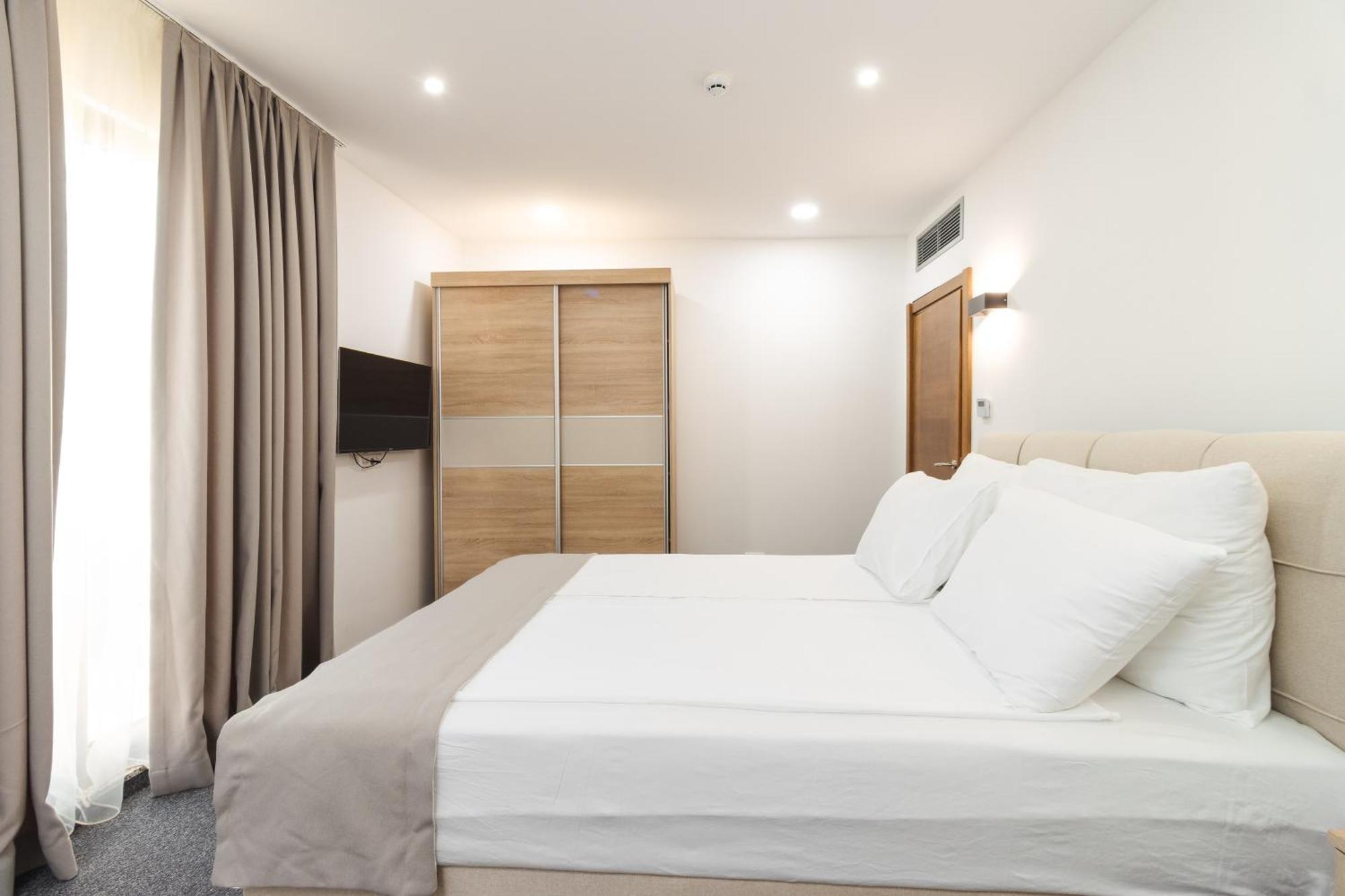 Lux Hotel M Dobra Voda Luaran gambar