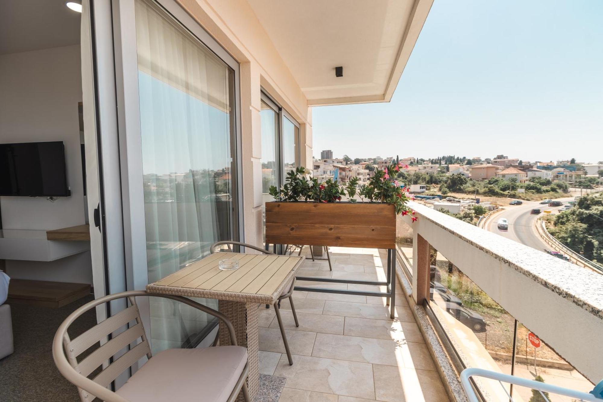 Lux Hotel M Dobra Voda Luaran gambar