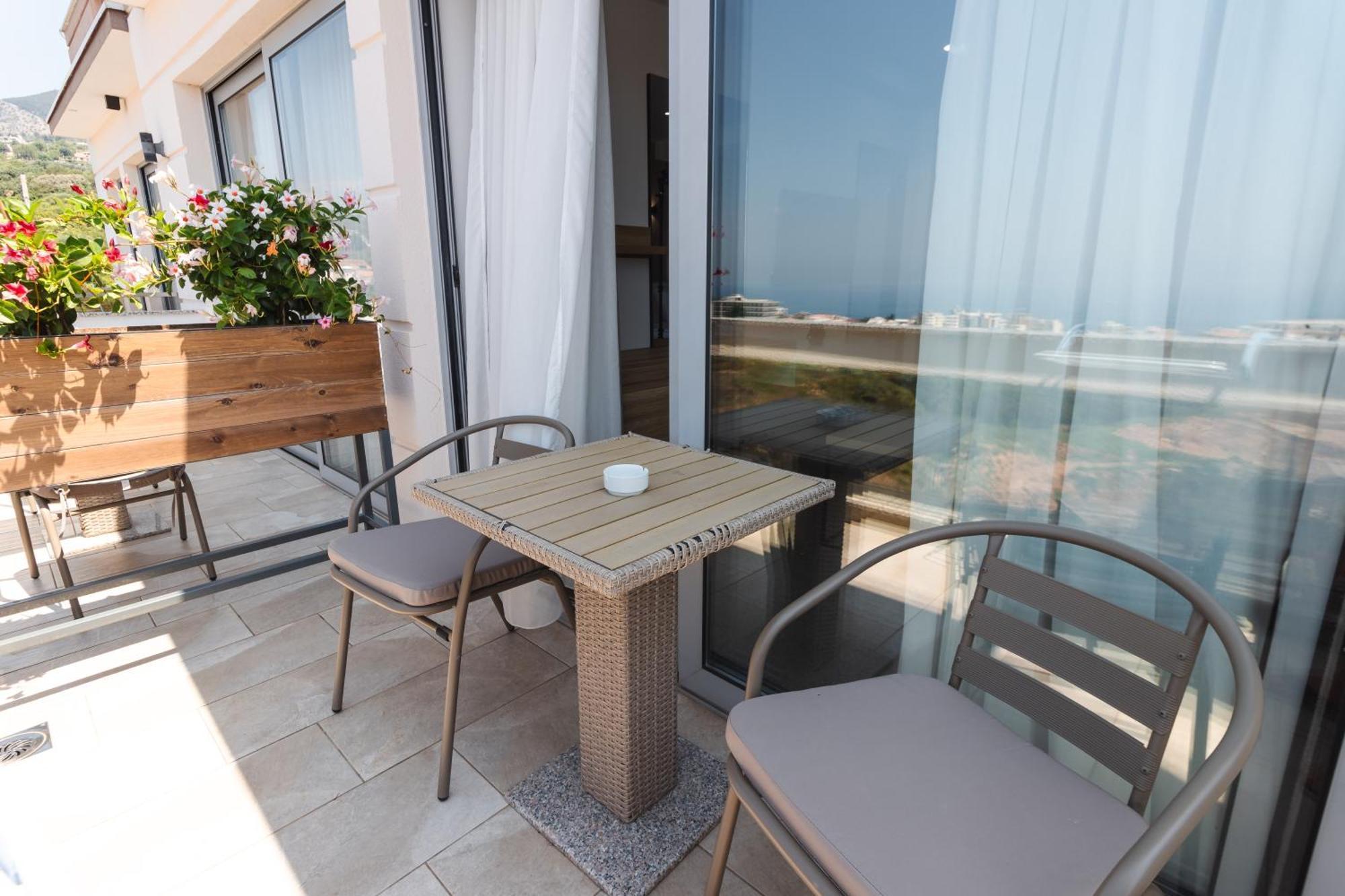 Lux Hotel M Dobra Voda Luaran gambar