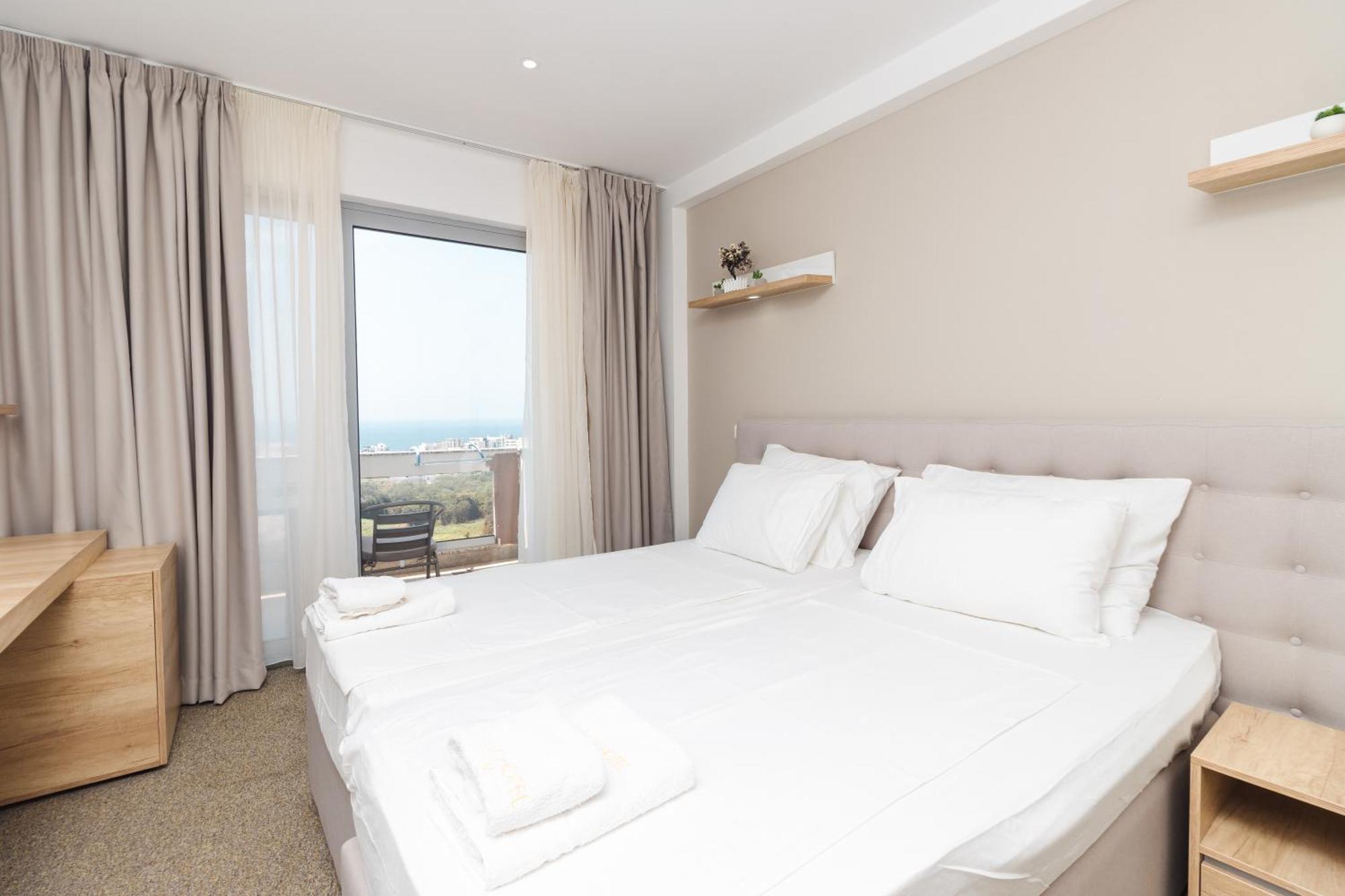 Lux Hotel M Dobra Voda Luaran gambar