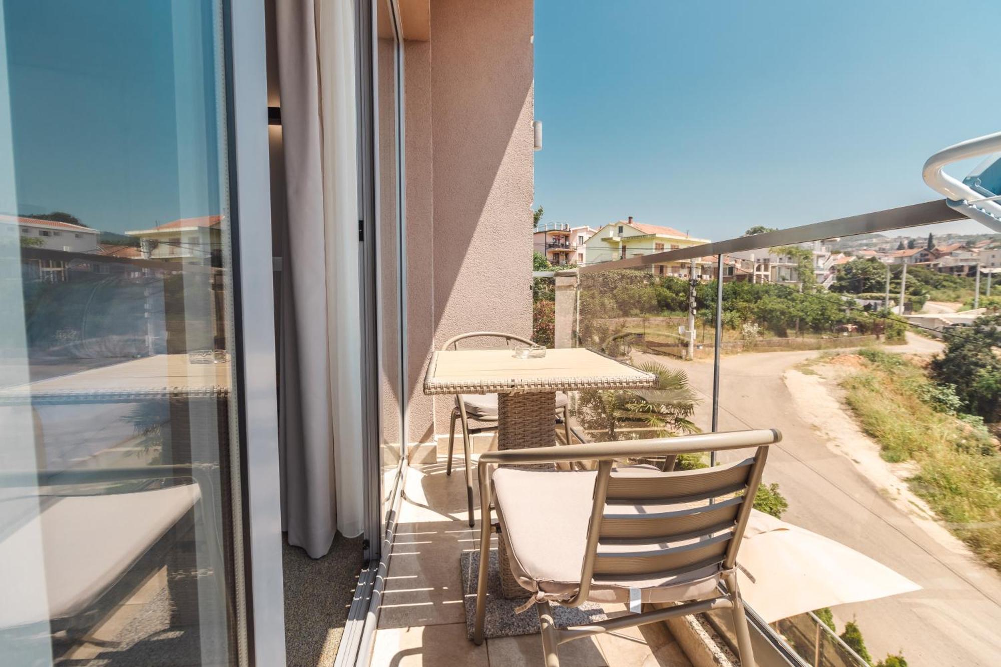 Lux Hotel M Dobra Voda Luaran gambar