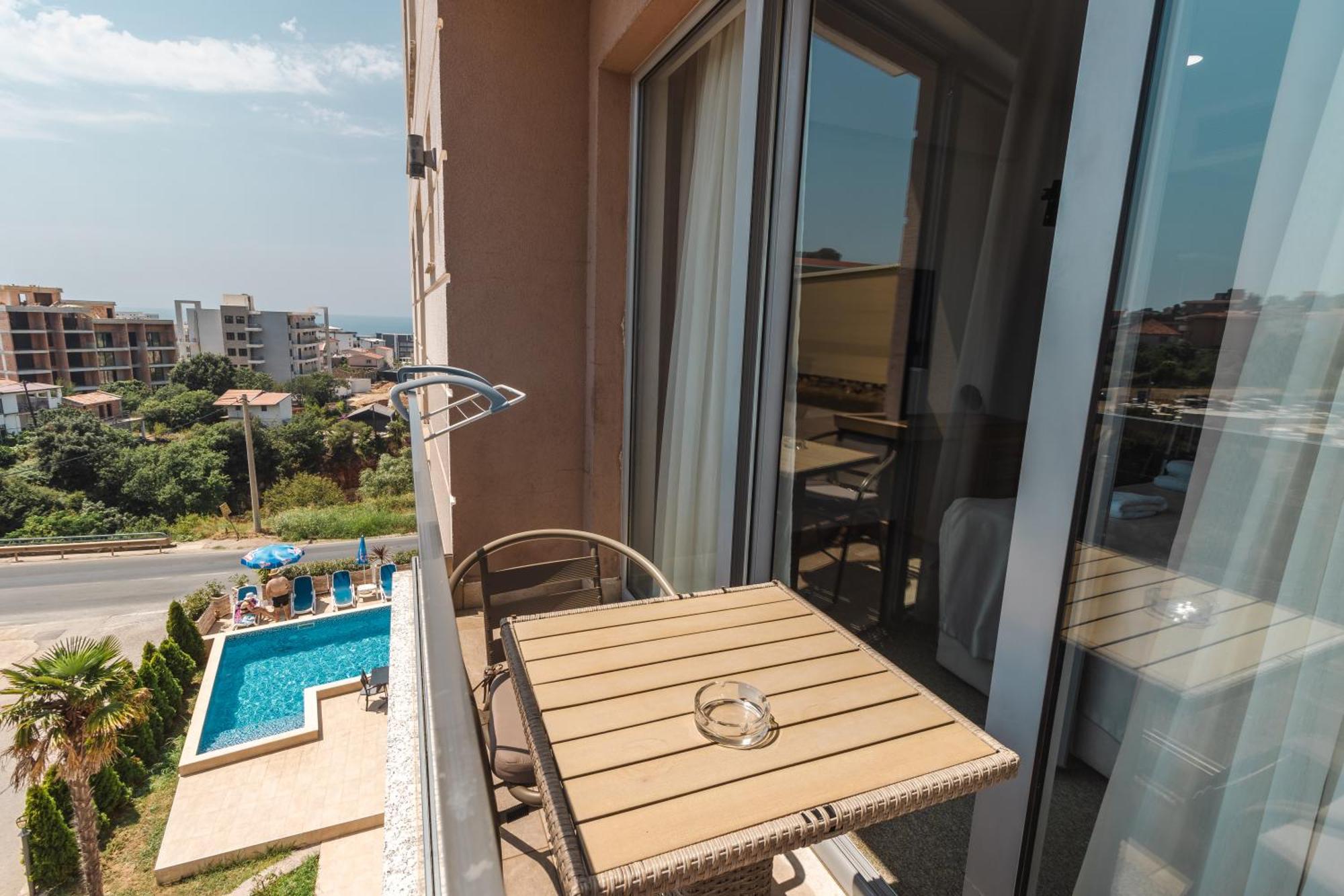 Lux Hotel M Dobra Voda Luaran gambar
