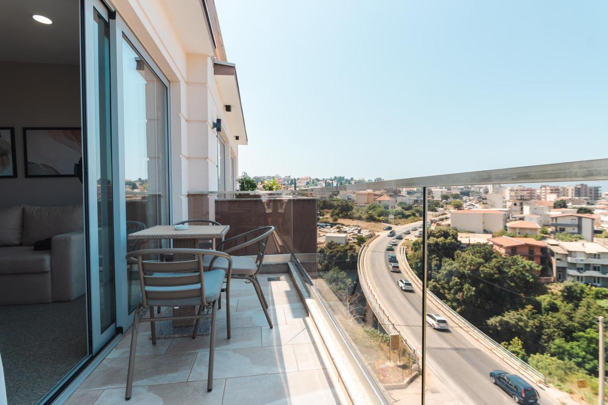 Lux Hotel M Dobra Voda Luaran gambar