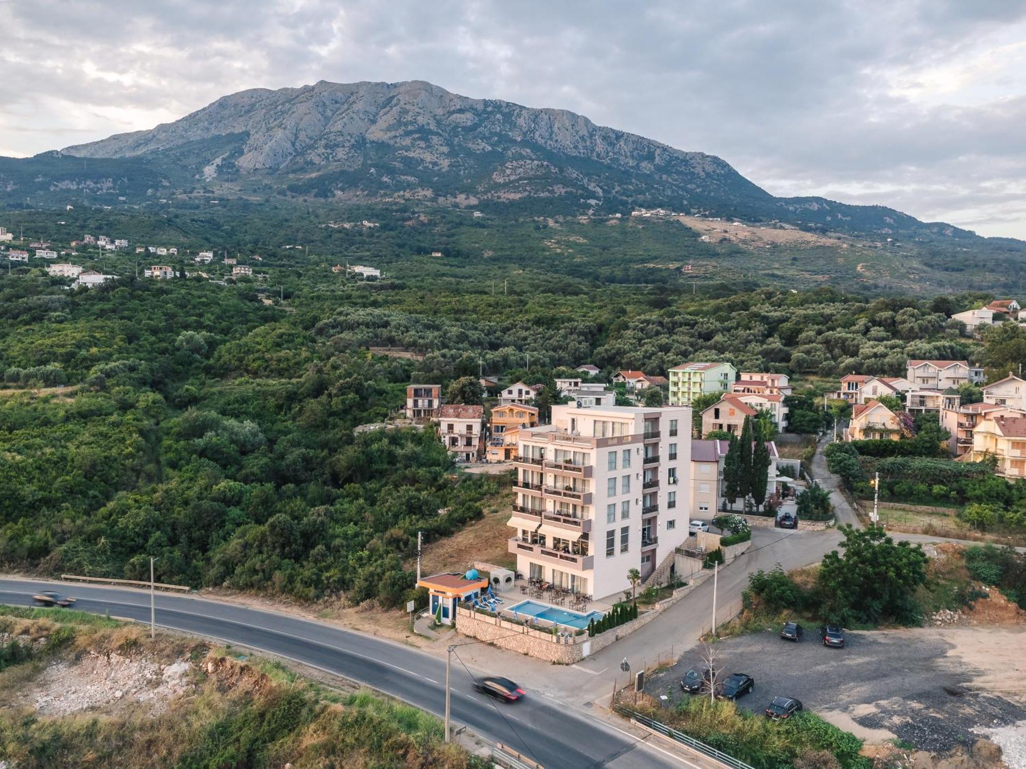 Lux Hotel M Dobra Voda Luaran gambar