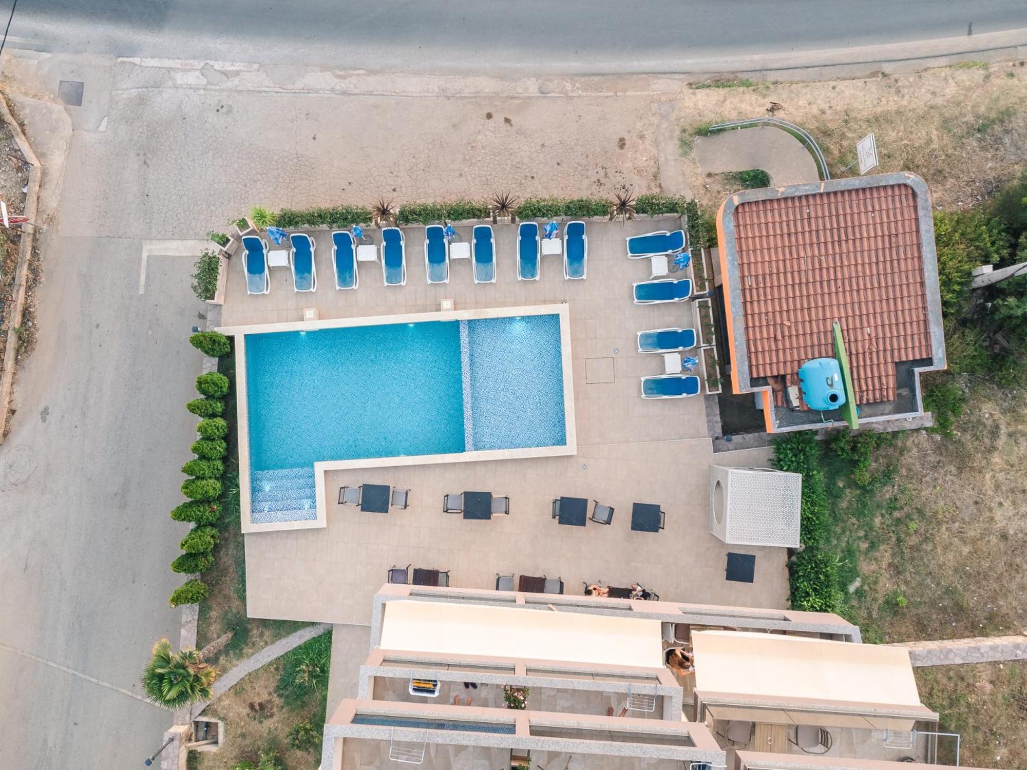 Lux Hotel M Dobra Voda Luaran gambar