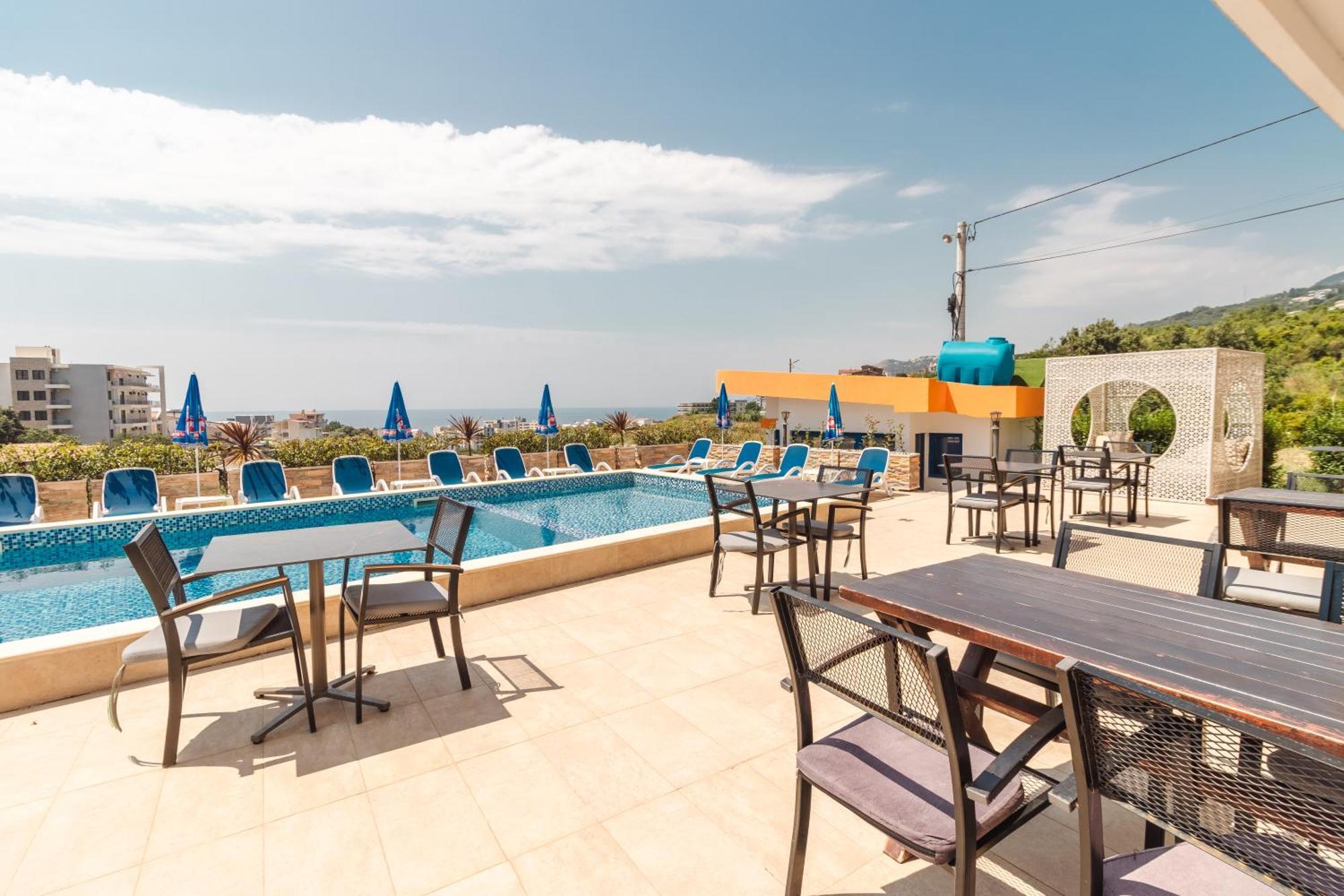 Lux Hotel M Dobra Voda Luaran gambar