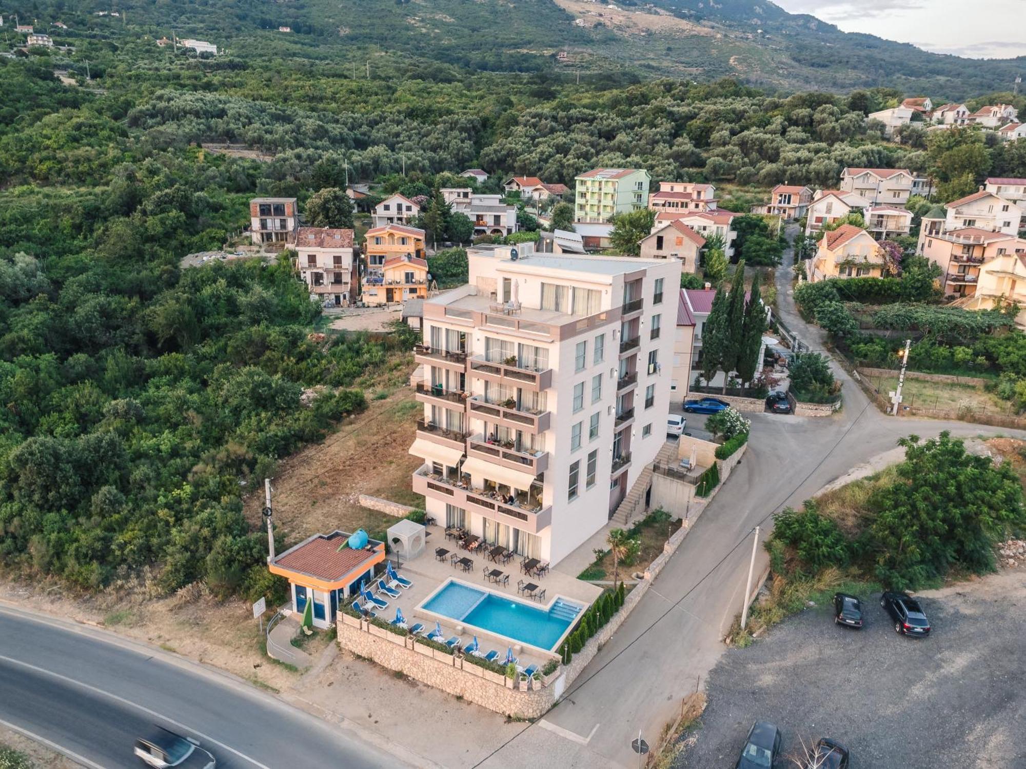 Lux Hotel M Dobra Voda Luaran gambar