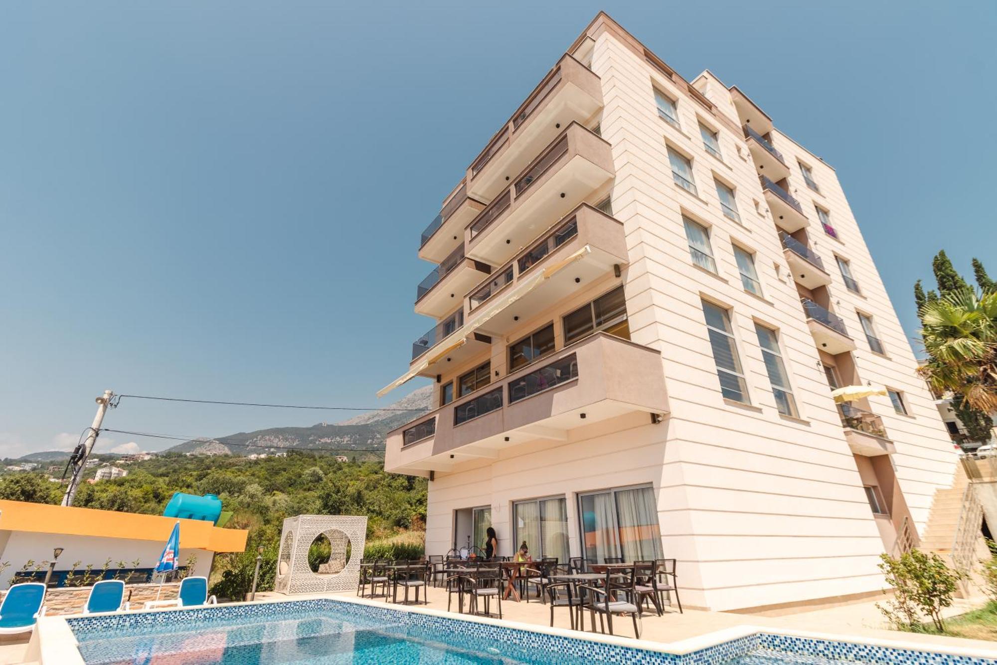 Lux Hotel M Dobra Voda Luaran gambar