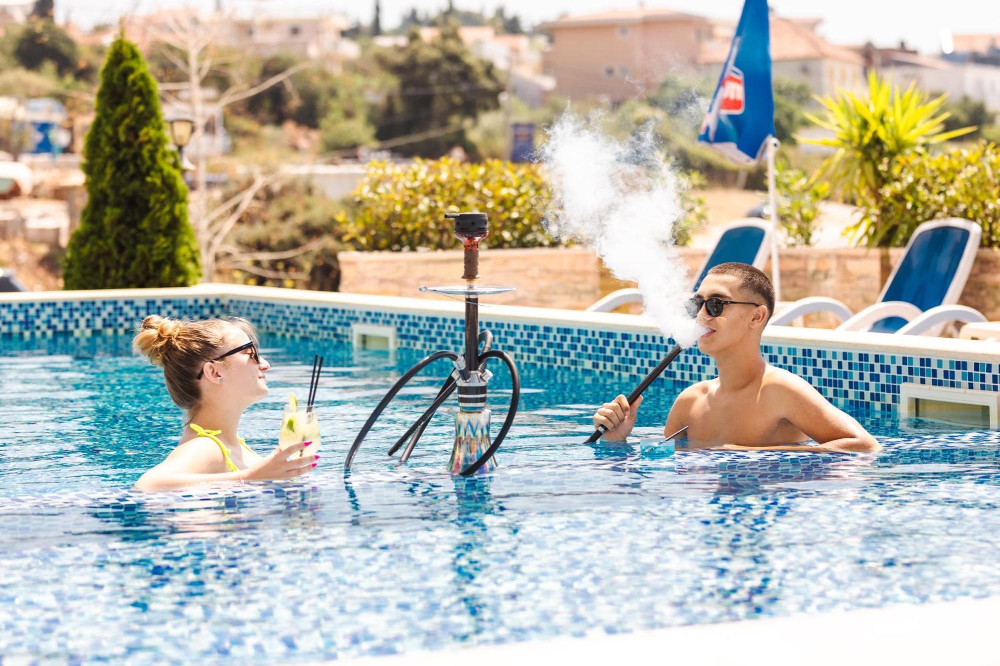 Lux Hotel M Dobra Voda Luaran gambar