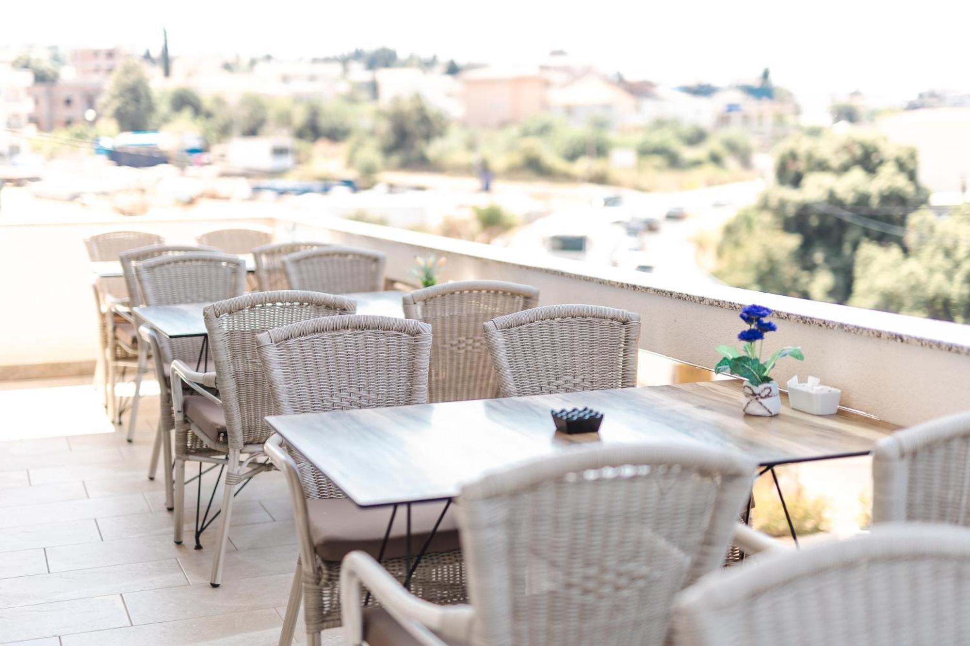 Lux Hotel M Dobra Voda Luaran gambar