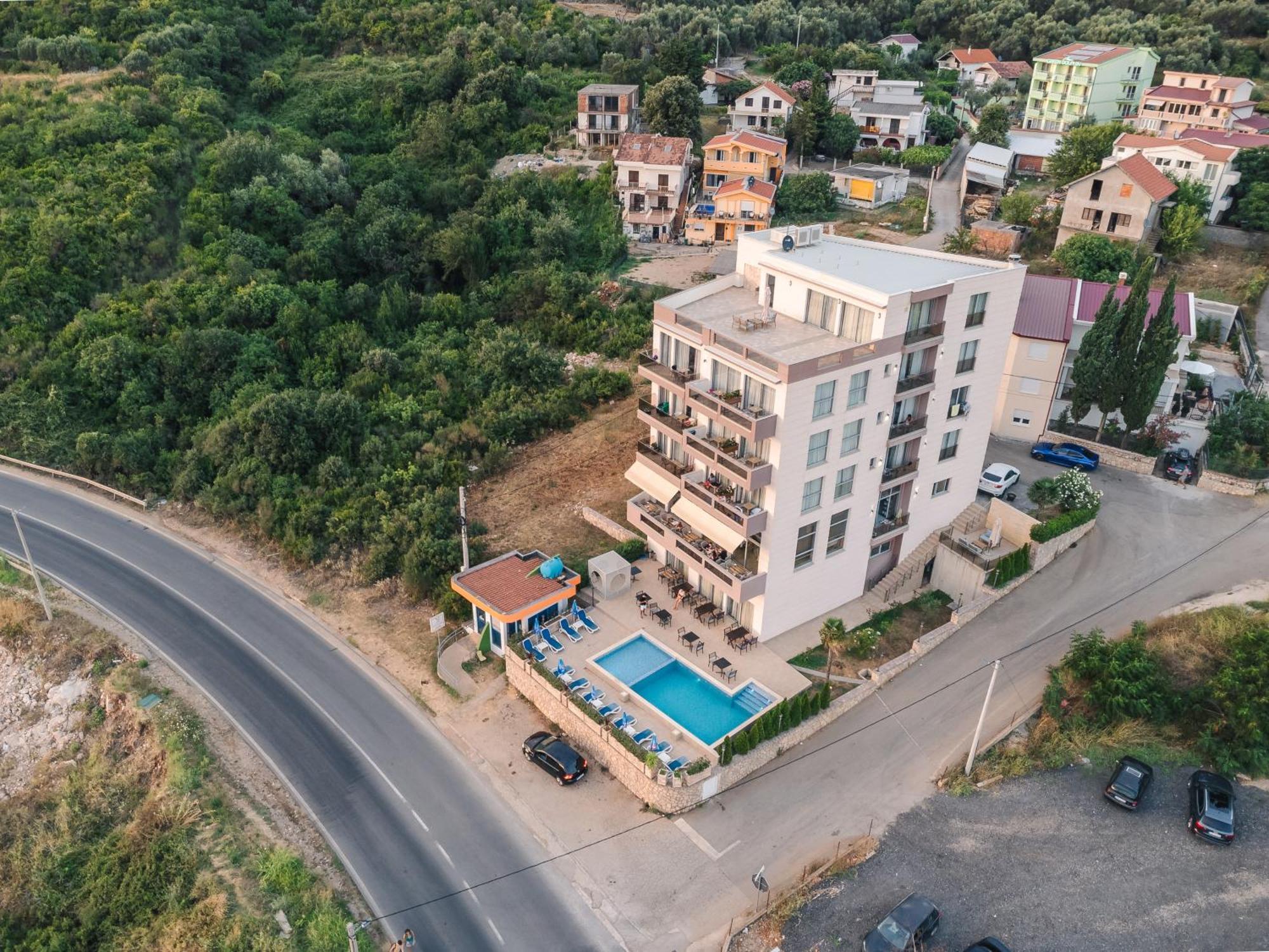 Lux Hotel M Dobra Voda Luaran gambar