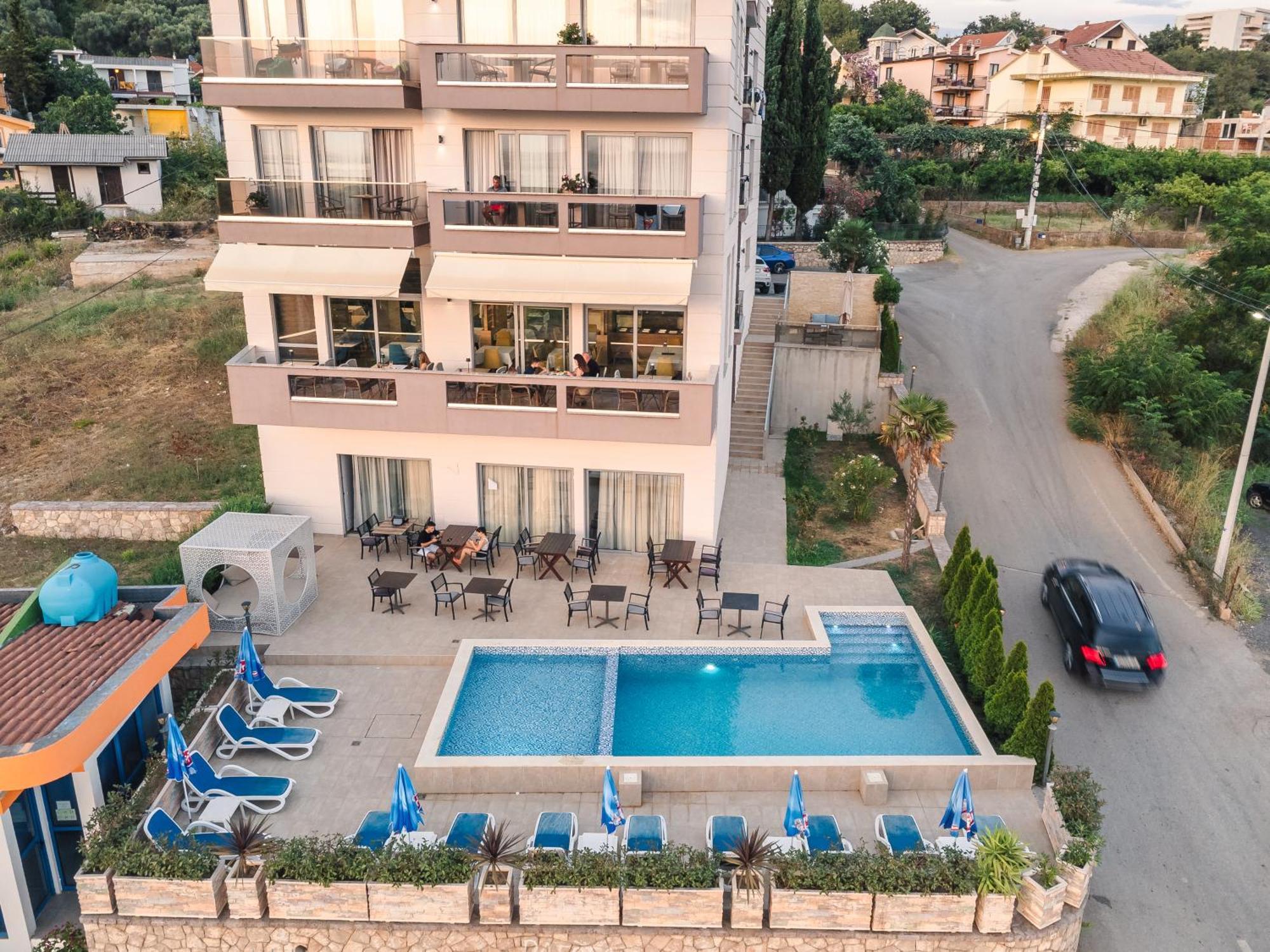 Lux Hotel M Dobra Voda Luaran gambar